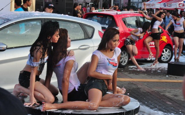 Hot Indonesian Carwash Babes - Hot Sexy Groups 2